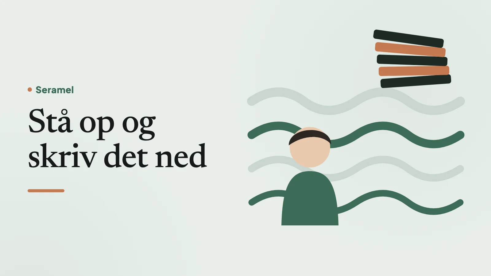 Kvinde i nattøj skriver tankerne ned ved køkkenbordet under en dæmpet lampe om natten – et råd, når du ikke kan sove pga. tankemylder.